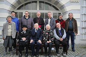 Bischof Hanke mit den Vertretern der Caritas-Einrichtungen im Hof des Bischofshauses. pde-Foto: Geraldo Hoffmann