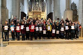 Die Sängerinnen und Sänger der Jugendkantorei freuen sich über 16 neue Mitglieder (mit Plakette). Pde-Foto: Norbert Staudt