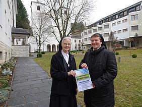 Schwester Cornelia Böhm (links) und Schwester Maria Scharpfenecker laden dazu ein, im Kloster St. Josef ganz bewusst in die Wochen der Fastenzeit zu starten. pde-Foto: Dekanat Neumarkt