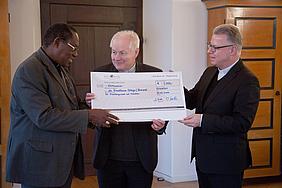 Von links nach rechts: Erzbischof Simon Ntamwana (Gitega/Burundi), Domkapitular Alfred Rottler, Domkapitular Prälat Christoph Kühn. pde-Foto: Norbert Staudt
