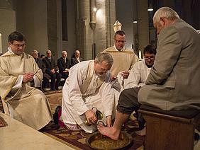 Zwölf Männern aus den Dekanaten des Bistums Eichstätt hat Bischof Gregor Maria Hanke (Mitte) beim Abendmahlgottesdienst am Gründonnerstag die Füße gewaschen, wie hier Otto Schütz (rechts). pde-Foto: Anika Taiber