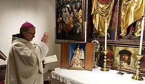Bischof Gregor Maria Hanke segnet die Abbildung Unserer Lieben Frau von Wemding. pde-Foto: Norbert Traub