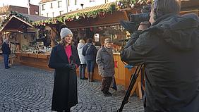 Aufzeichnung der Weihnachtssendung am Ingolstädter Christkindlmarkt mit Moderatorin Anita Hirschbeck. pde-Foto: Clara Böcker