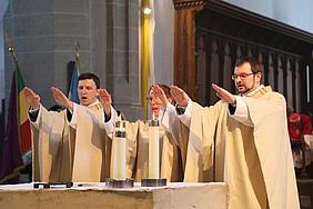 Neupriester spenden den Primizsegen (von links rechts): Michael Polster, Simon Heindl und Thomas Rose. pde-Foto: Andreas Schneidt