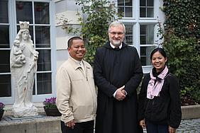 Bischof Valentin Dimoc (links) und Jocelyn Hinojales Aquiatan (rechts) zu Besuch beim Eichstätter Bischof Gregor Maria Hanke. pde-Foto: Daniela Olivares