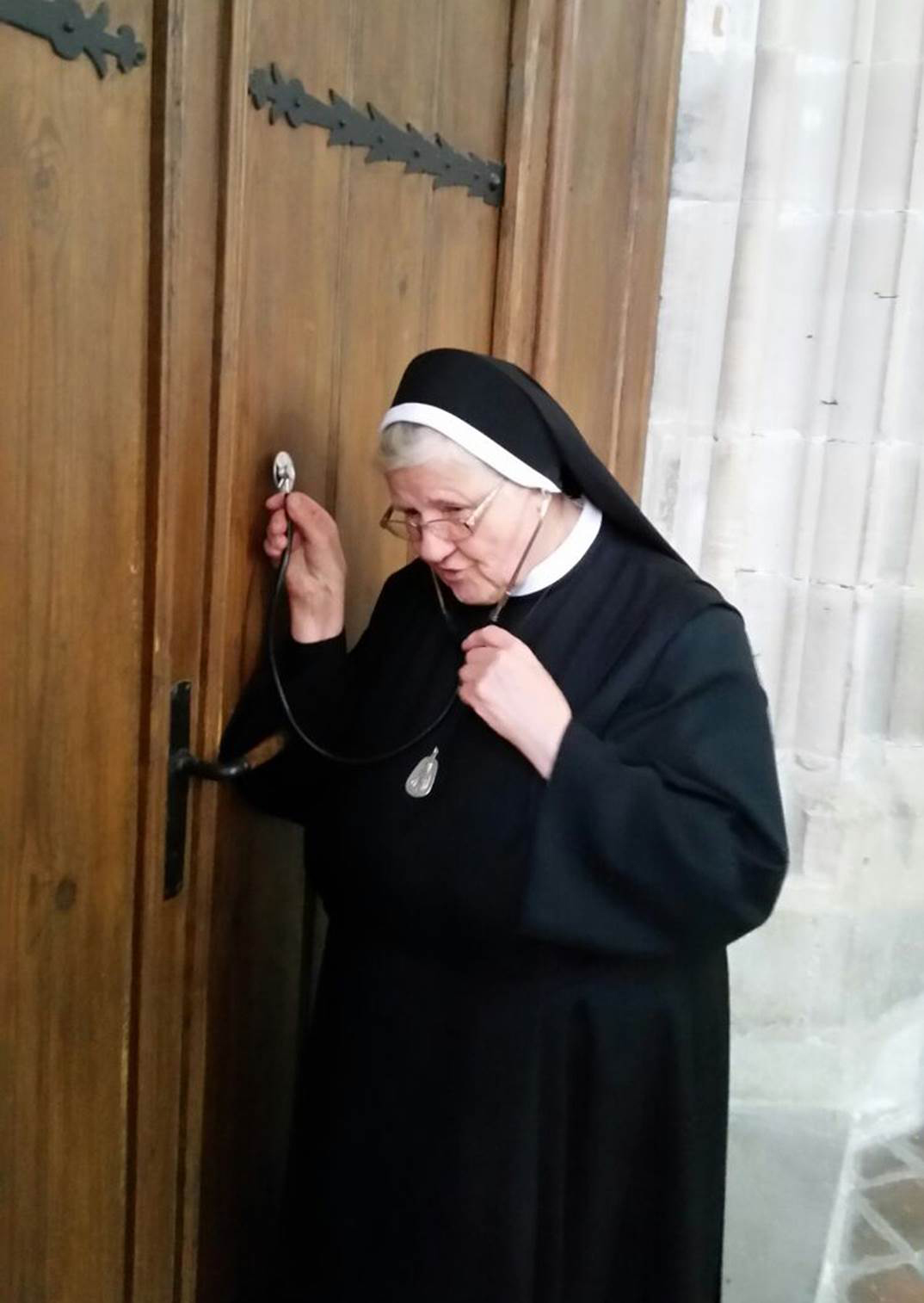 Klosterschwester an einer Kirchentür