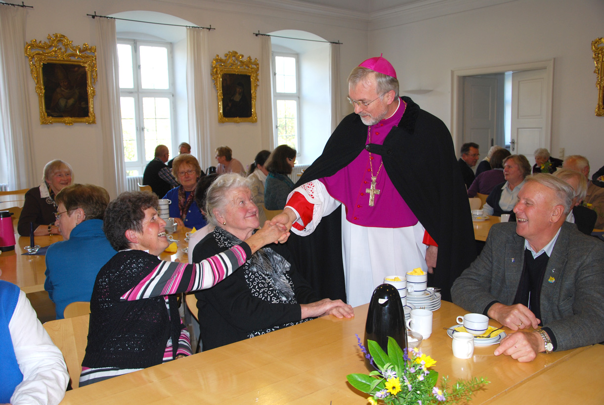 Der Bischof begrüßte die Mitglieder der Gebetsgemeinschaft, ehe er mit ihnen zum Abschluss des Jahrestreffens eine Vesper feierte.