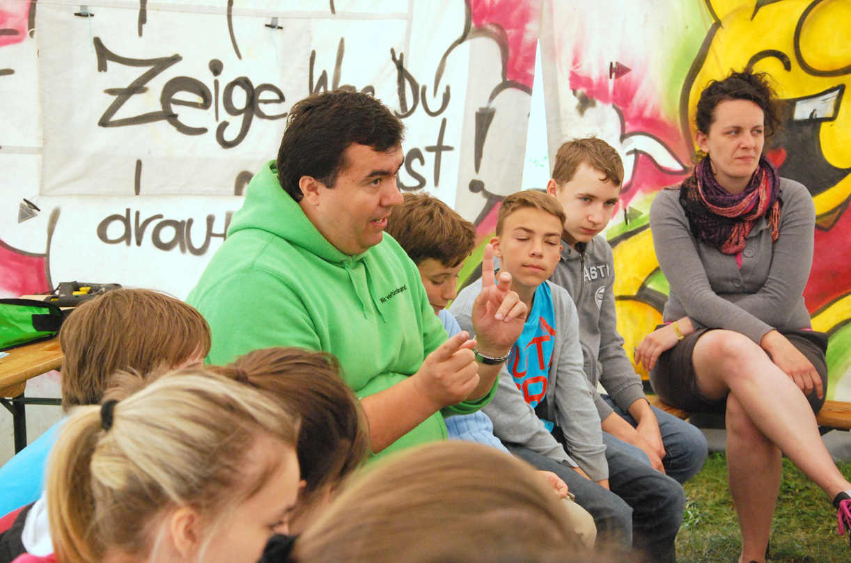 Jugendseelsorger Christoph Witczak im Gespräch mit der Klasse 6c.