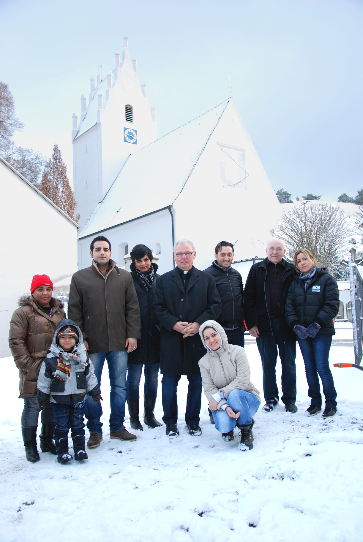 Pfarrer Günther Schmid (Mitte ) und Mesner Anton Hagl (2.v.r.) mit Asylbewerbern in Pfünz. Foto: Gess