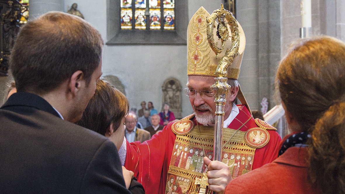 Bischof Hanke firmt im Eichstätter Dom. pde-Foto: Anika Taiber