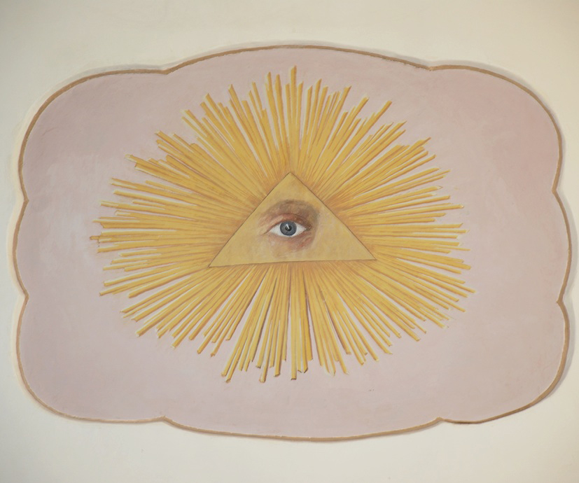 Die Weseneinheit von Vater, Sohn und Heiligem Geist wird oft durch ein Dreieck mit sehendem Auge symbolisiert – wie hier in Altdorf bei Titting. Foto: Kirchenzeitung, Kreitmeir
