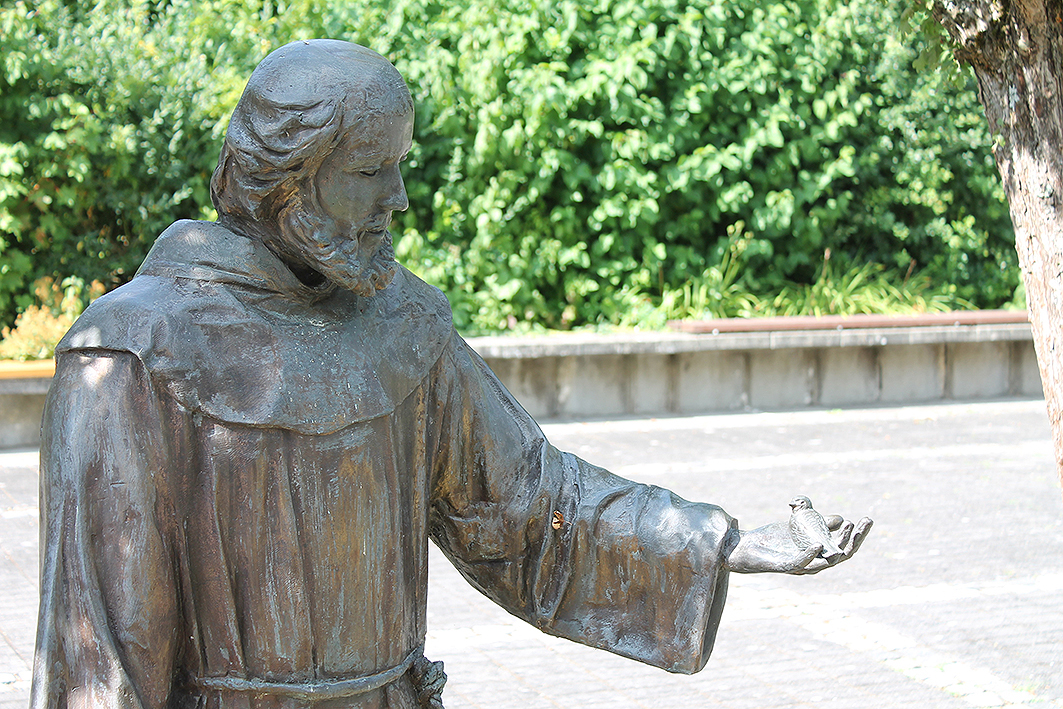 Franz von Assisi - Figur bei der Mädchenrealschule St. Anna in Riedenburg. Foto: Heberling