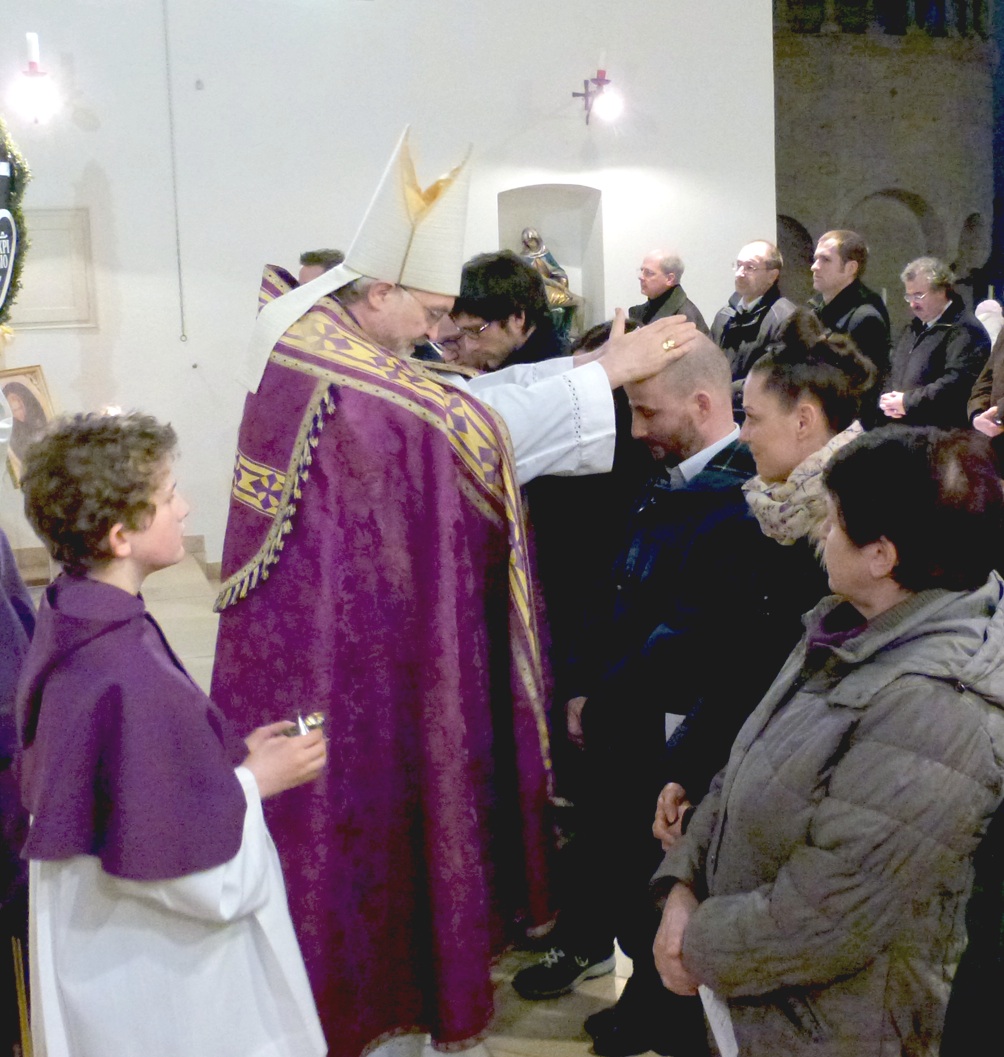 In einer Reihe stellten sich die 13 Katechumenen im Altarraum auf, wo ihnen Bischof Dr. Gregor Maria Hanke OSB die Hände auflegte. Fotos: Brigl