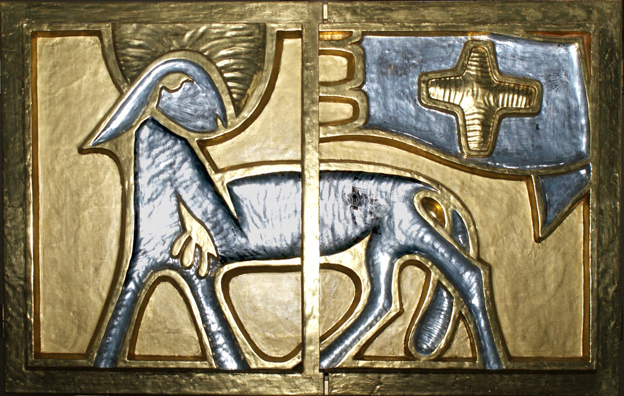 Seht das Lamm Gottes – Darstellung auf derTabernakeltür in der Pfarrkirche Heilig Kreuz in Rednitzhembach. Foto: Kreitmeir