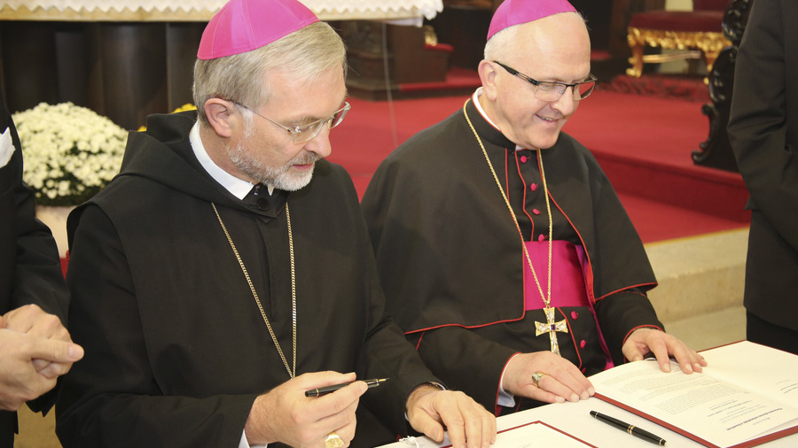 Bischof Baxant und Bischof Hanke unterzeichnen das Memorandum