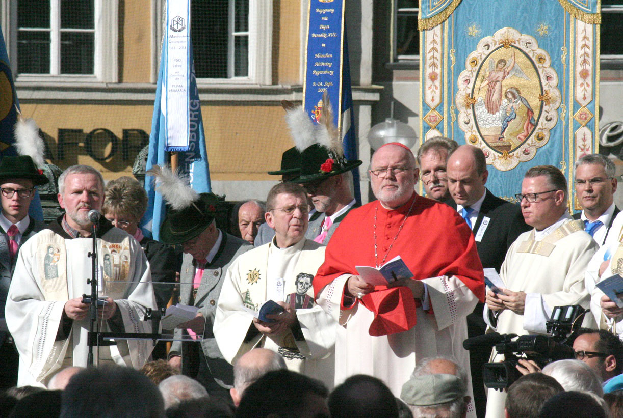 Die Präsides der bayerischen Marianischen Kongregationen und Kardinal Dr. Reinhard Marx mit den rund 2.000 Sodalen bei einer Statio.