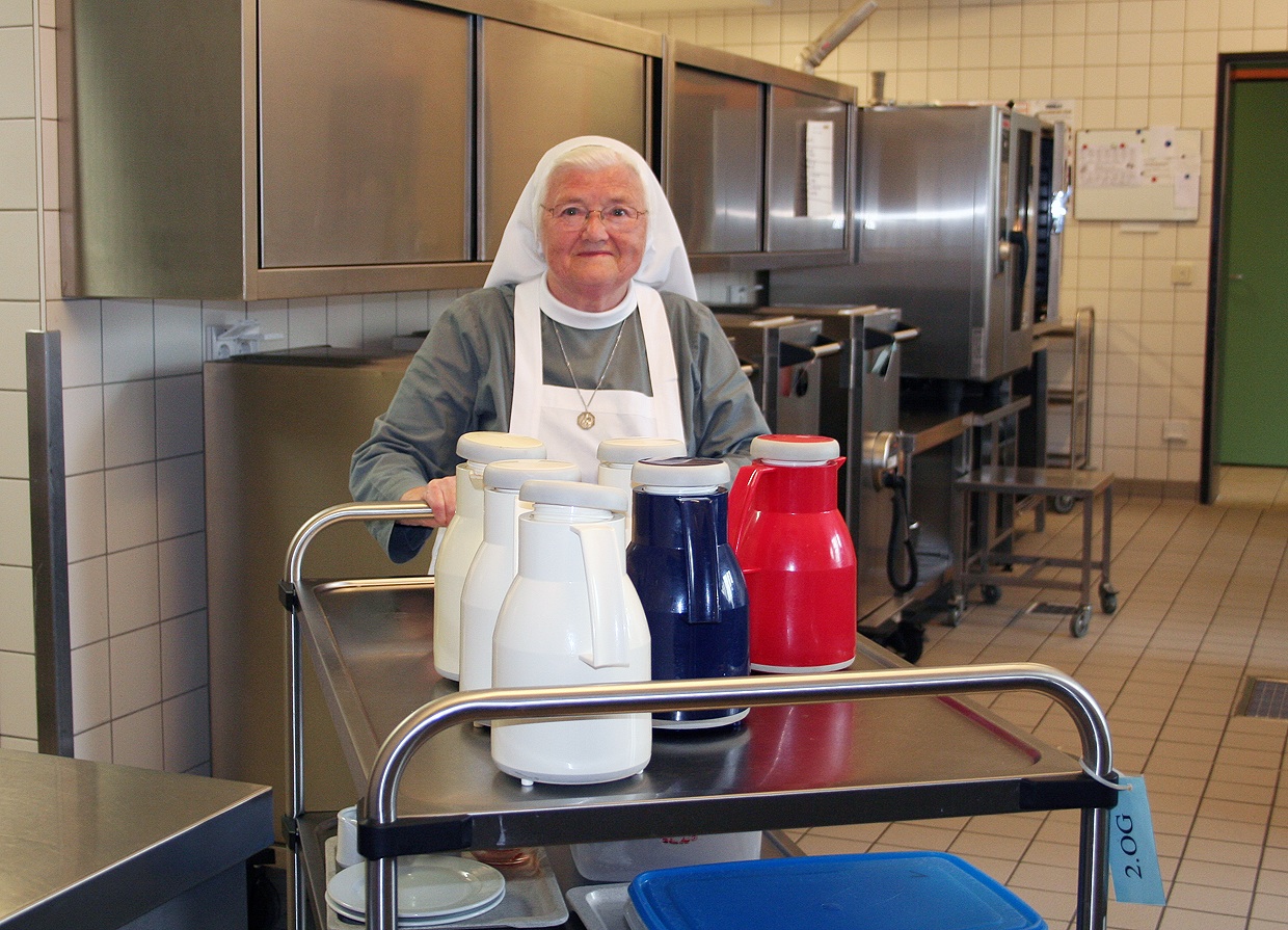 Die letzten Runden: Schwester Ignatia Kirsch war 56 Jahre lang im Altenheim in Gerolfing im Einsatz. Am 5. Oktober wird sie zusammen mit zwei Mitschwestern verabschiedet, dann gibt es keinen Kaffee mehr von ihr. Foto: Andrea Franzetti