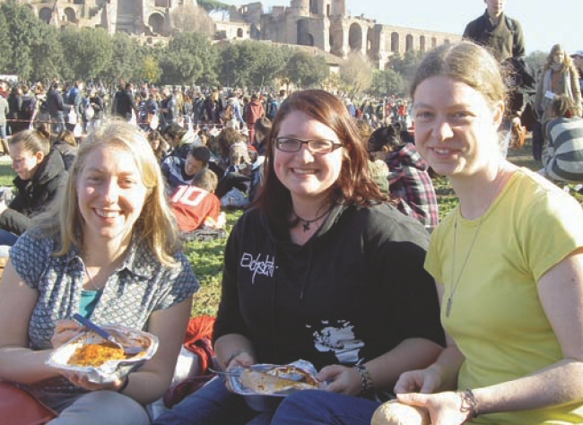 Mittagessen im Circo Massimo: Maria Anderl, Veronika Stahl und Karolin Kress (v. l.) gehörten zu den 40.000 Teilnehmern des Taizé-Treffens in Rom. (Foto: privat)