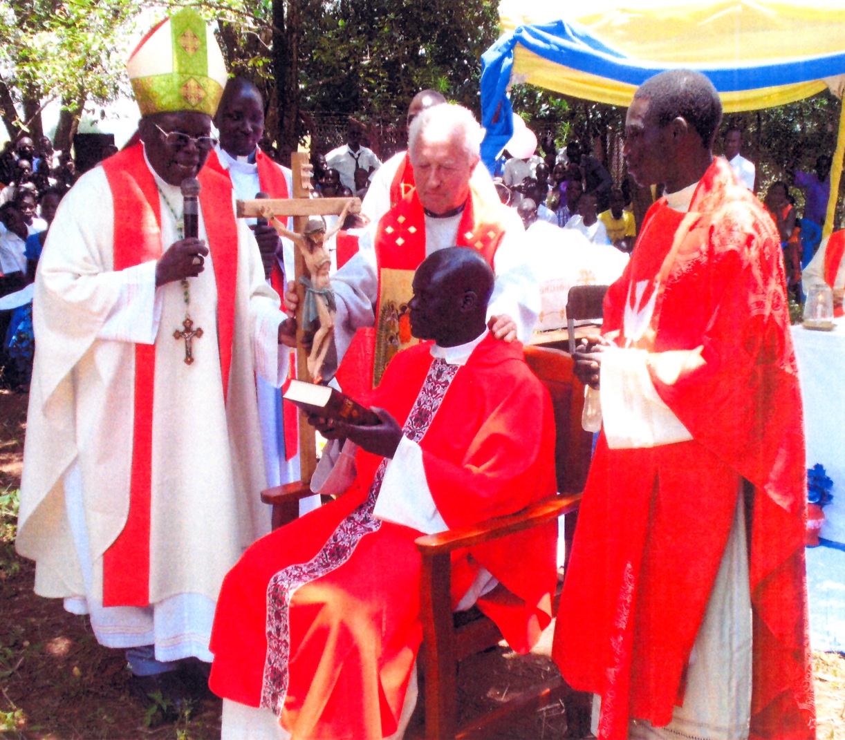 Die Combonimissionare – hier Pater Josef Gerner (Bildmitte) – übergeben eine Pfarrei in Uganda an den Ortsklerus.