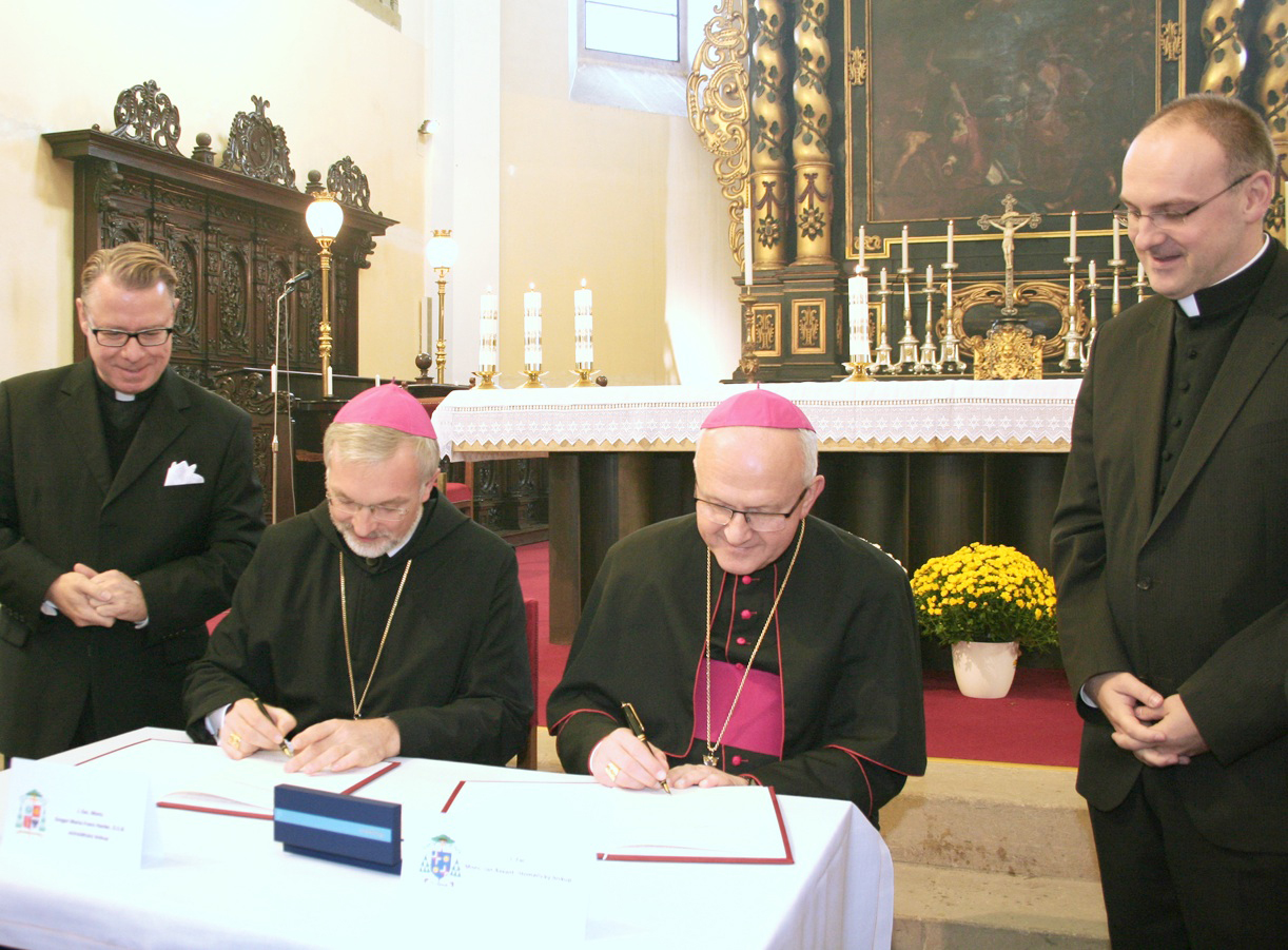 Die Bischöfe von Eichstätt und Leitmeritz unterzeichnen das Memorandum. Foto: Heberling