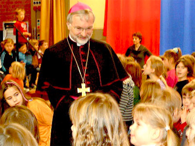 Bischof zu Besuch in der Grundschule in Ellingen