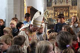 Bischof mit Kommunionkinder
