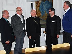(von links nach rechts): Peter Höfner (Vorsitzender der Arbeitsgemeinschaft Ständiges Diakonat), Hermann-Josef Klein (stellvertretender Vorsitzender der Arbeitsgemeinschaft Ständiges Diakonat), Bischof Dr. Konrad Zdarsa (Bischof von Augsburg), Franz He