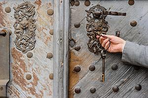 Schlüssel vor einer Tür