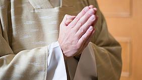 Symbolbild, betende Priesterhände