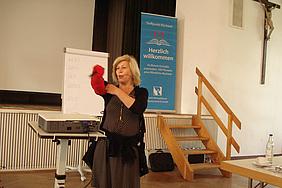 Anhand von anschaulichen Beispielen zeigt Brigitte Weninger, wie man schnell Kontakt zu Kindern finden kann. pde-Foto: Sankt Michaelsbund