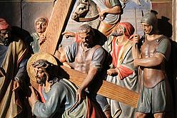 3. Station: Jesus fällt zum ersten Mal unter dem Kreuz.