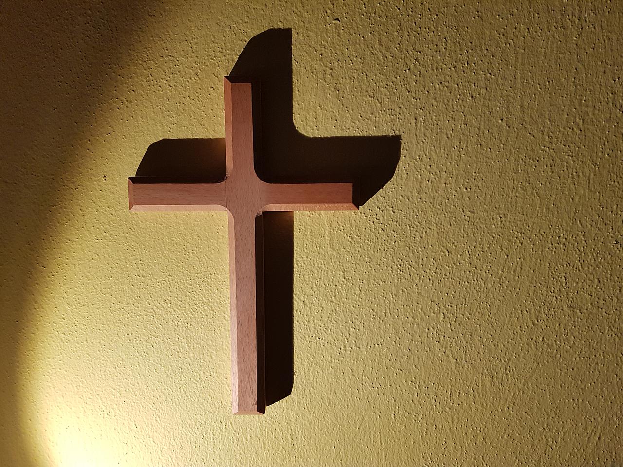 Ein Kreuz hängt an der Wand