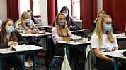 Schüler am Schulgebinn mit Masken wegen Corona in der Maria-Ward-Realschule Eichstätt. pde-Foto: Johannes Heim