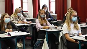 Schüler am Schulgebinn mit Masken wegen Corona in der Maria-Ward-Realschule Eichstätt. pde-Foto: Johannes Heim