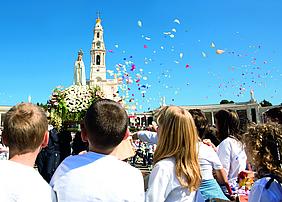 Mit Blütenblättern grüßen Pilger die Marienstatue von Fatima. pde-Foto: Bayerisches Pilgerbüro