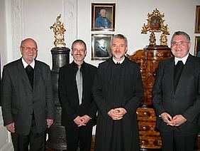 Domkapitular Manfred Winter, Caritas-Präsident Dr. Peter Neher, Bischof Dr. Gregor Maria Hanke und Caritasdirektor Willibald Harrer (v.l.) tauschten sich über kirchlich-soziale Themen aus.
