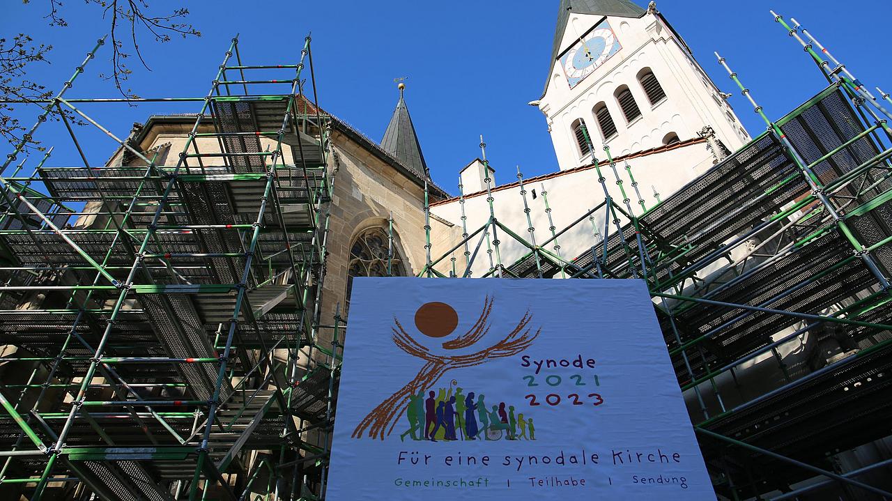 Eingerüsteter Dom in Eichstätt mit Plakat davor: Synode 2021-2023 