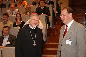 Bischof Gregor Maria Hanke OSB (links) und Diözesanratsvorsitzender Christian Gärtner (rechts) bei der konstituierenden Vollversammlung des Diözesanrats der Katholiken im Bistum Eichstätt.