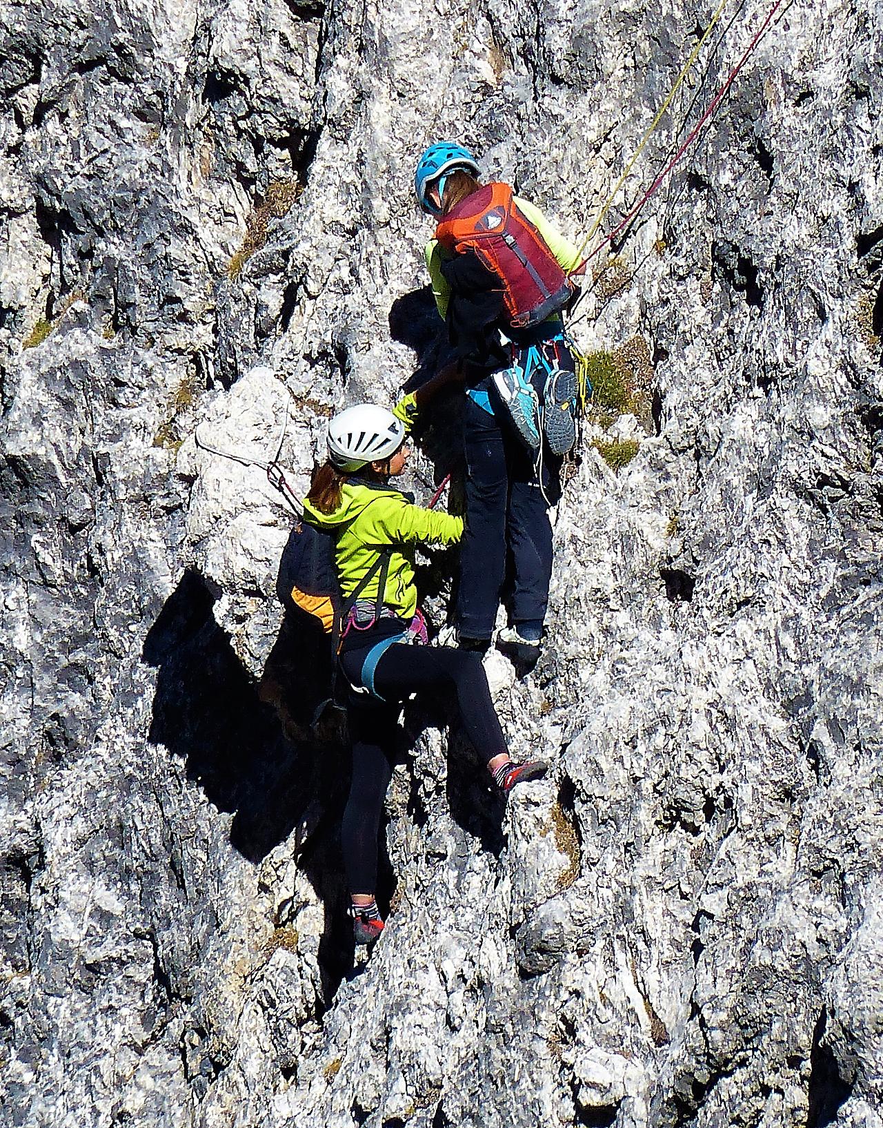 Zwei Kletterer in der Bergwand