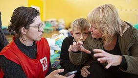 Eine Caritas-Mitarbeiterin hilft ukrainischen Flüchtlingen in Polen.