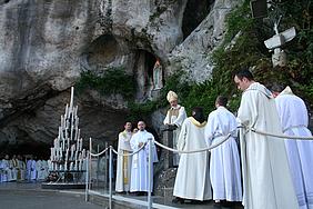 Bischof Hanke konzelebrierte eine Messe an der Lourdes-Grotte