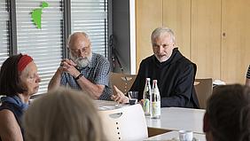 Christian Seidel (links) und Bischof Gregor Maria Hanke (rechts) im Gespräch.