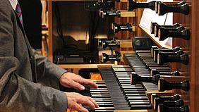 Orgel mit spielenden Händen