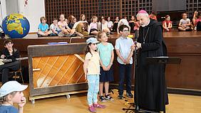 Bischof Hanke im Gespräch mit Kindern. Foto: Johannes Heim/pde