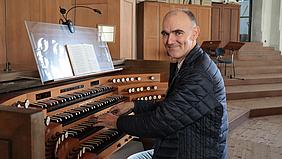 Regionalkantor Christoph Hämmerl an der Orgel.