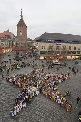 Einen großen Stern formierten die Sternsinger bei ihrer zentralen Aussendungsfeier in Nürnberg. pde-Foto: Anika Taiber