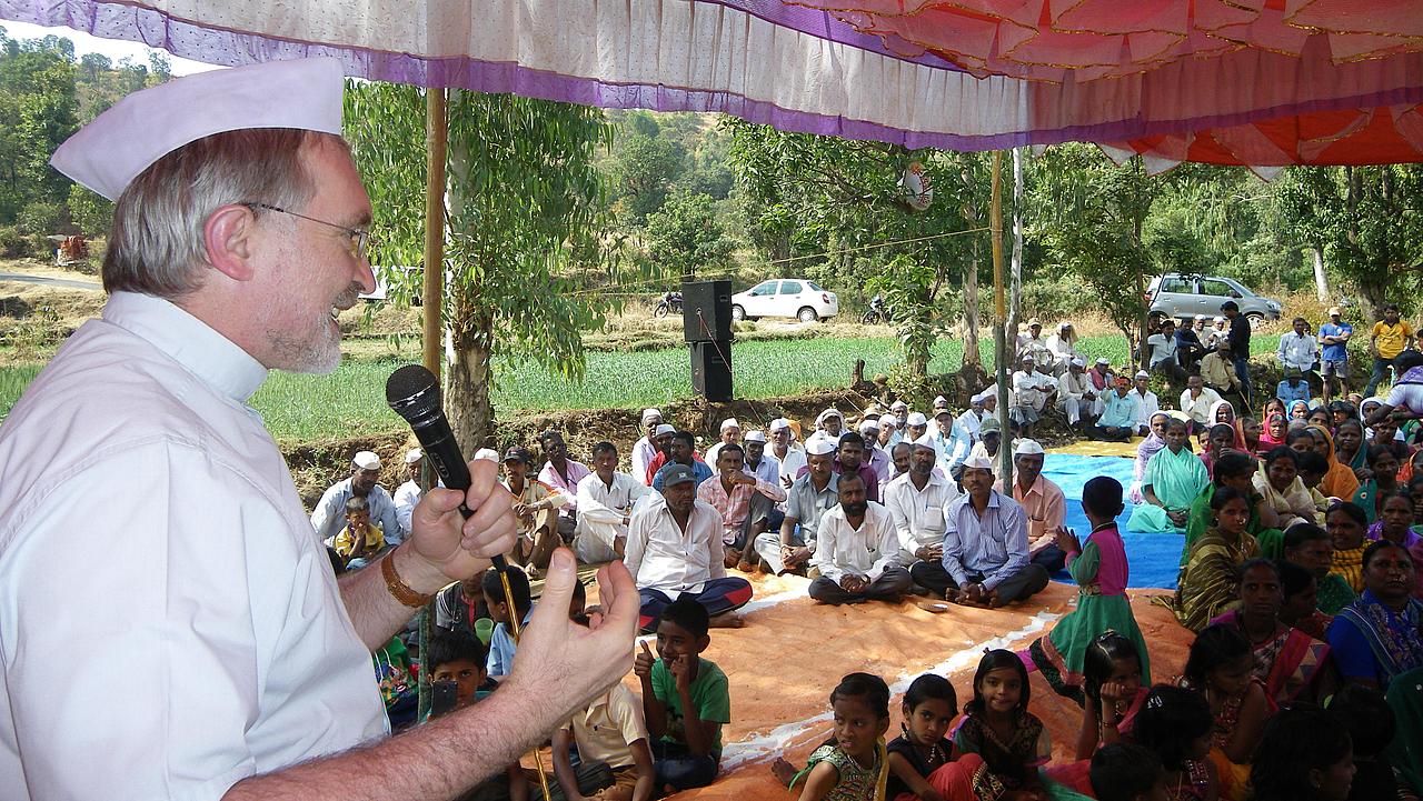 Bischof Gregor Maria Hanke kam bei seiner Reise im indischen Partnerbistum Poona Anfang 2016 auch ins Gespräch mit Kleinbauern und deren Familien. Er ermunterte sie, weiterhin nachhaltig zu wirtschaften.