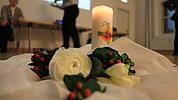eine Kerze bildet den Mittelpunkt für den meditativen Austausch beim Glaubenskurs. pde-Foto: Johannes Heim