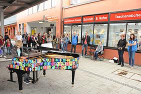 Mehrere Leute erfreuten sich an den spontanen musikalischen Einlagen an einem Klavierflügel am Gleis zugunsten der Ingolstädter Bahnhofsmission. Foto: Caritas/Esser