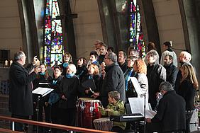 Der Ingolstädter Gospelchor „Hearts of freedom“ unter der Leitung von Diakon Michael Neufanger (links) sang afrikanische Lieder.